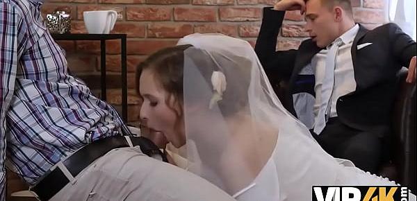  VIP4K. Un couple marié décide de vendre la chatte de sa mariée à bon prix